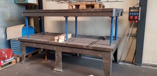 TABLE DE SERRURERIE
